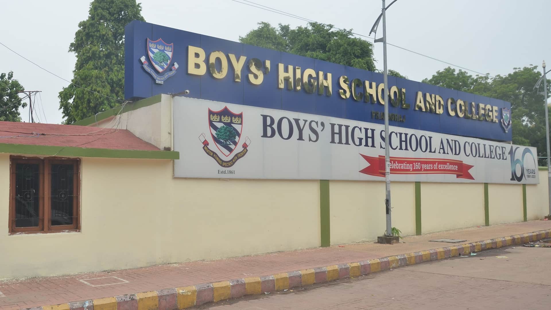 school where amitabh bachchan was bombed at its gate