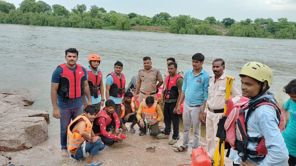 Due to rising water level of Betwa river in Niwari, four youths who went fishing were trapped in the island