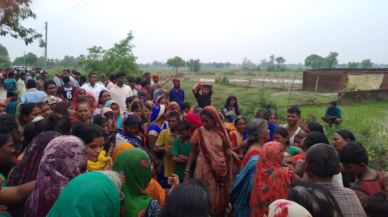 Lightning struck the couple planting paddy, husband died
