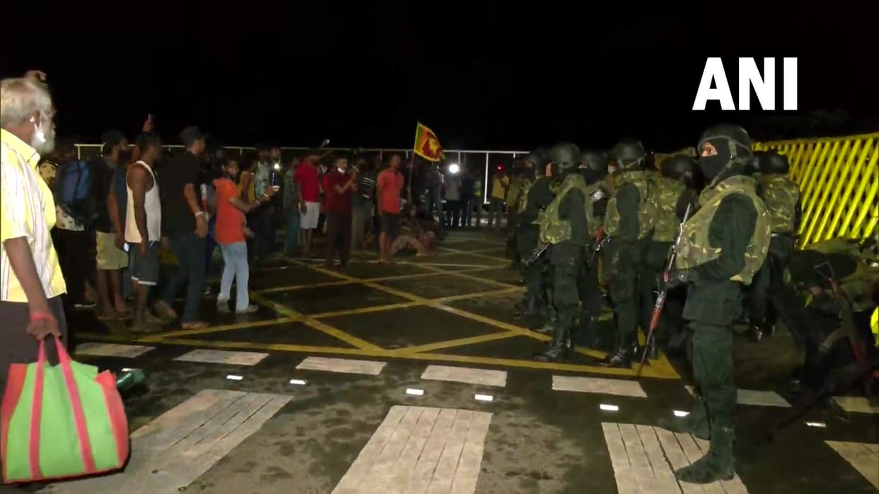 Sri Lanka Crisis Army Action Against Protesters People Removed From  President's Secretariat