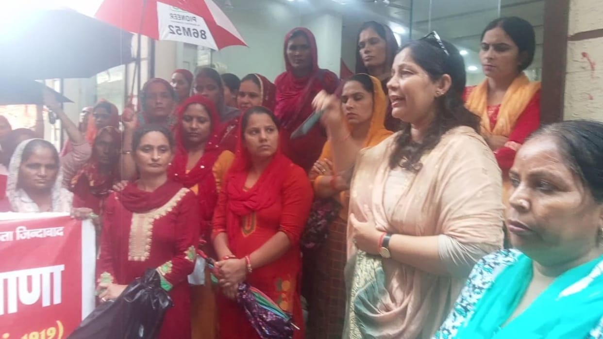 Asha workers demonstrated at MLA's residence and submitted a memorandum