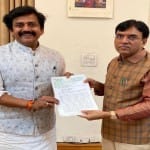 केंद्रीय मंत्री को मांग पत्र सौंपते सांसद रवि किशन
