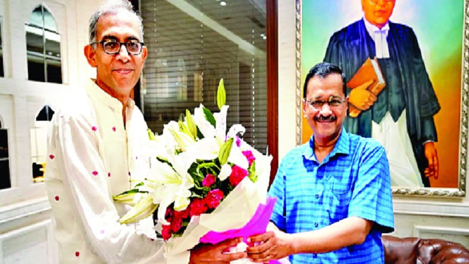 Nobel laureate Abhijit Banerjee meets Kejriwal
