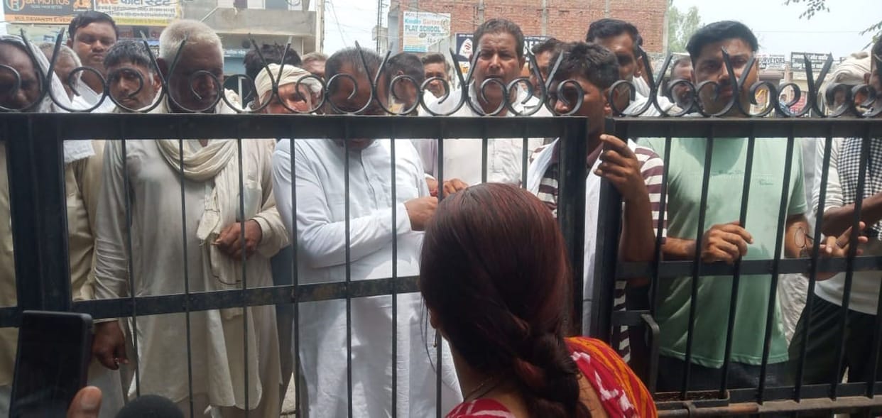 Angry farmers lock on SDM office
