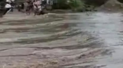 Haridwar: कांवड़िए ने गंगनहर में लगाई छलांग, बचाने के चक्कर में दूसरा भी डूबा, तलाश में जुटी पुलिस Two kanwariya drowned in the canal in Dhanauri Haridwar police engaged in search Uttarakhand news in hindi