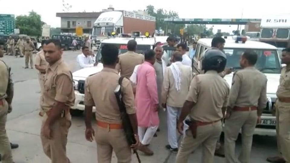 Hathras Road Accident In Sadabad 6 Kanwariyas Died Angry people blocked the Agra-Gwalior road