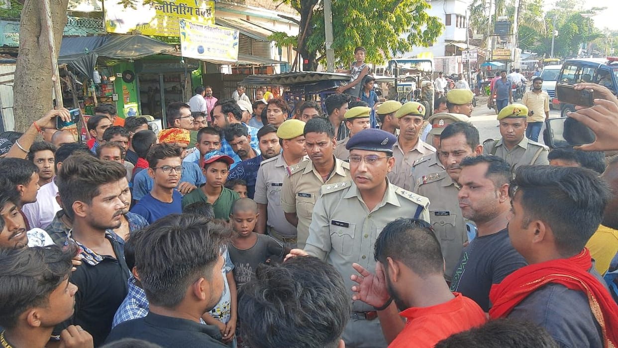 Banda: 150 villagers attacked the house of the accused, vandalized the vehicle