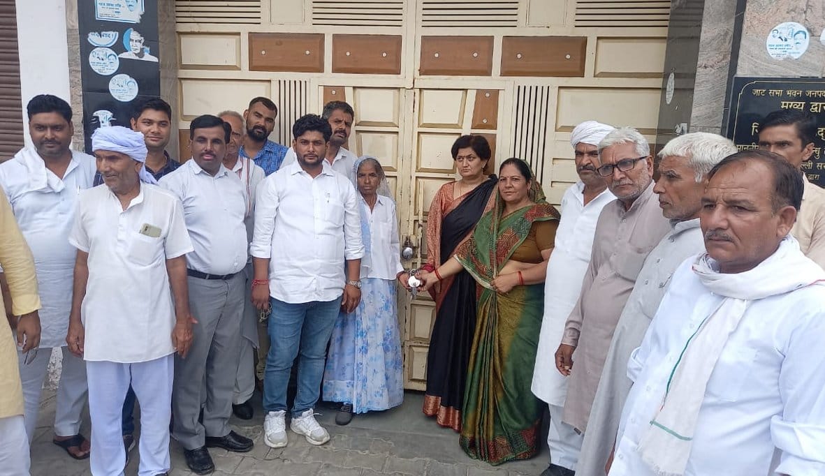 Shalini group's uproar, Jat Bhawan was locked