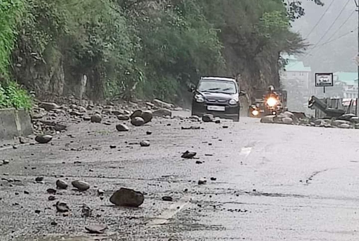 NH remained closed for one hour, movement stalled on 35 roads