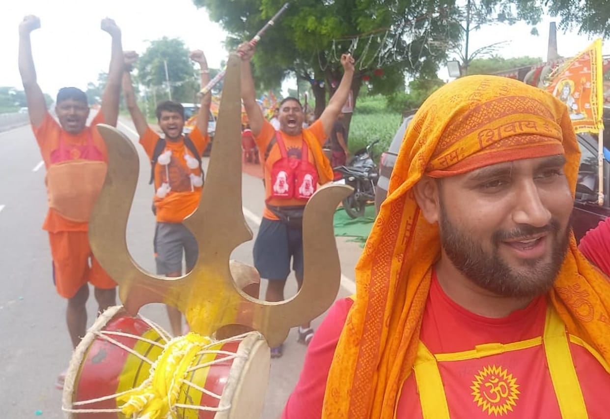Kavad road drenched with saffron color, the joy of the innocent all around