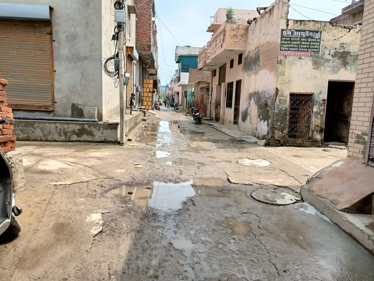 Streets not built for one and a half decade, people suffering from waterlogging in rain