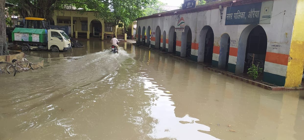 Waterlogging after lakhs of rupees, open system pole