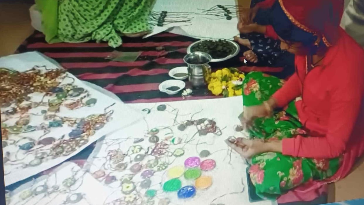 women are making rakhis from cow dung of indigenous breed in jaipur
