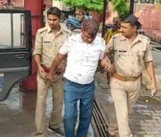 Hathras: Car climbing on police personnel checking, two injured including inspector