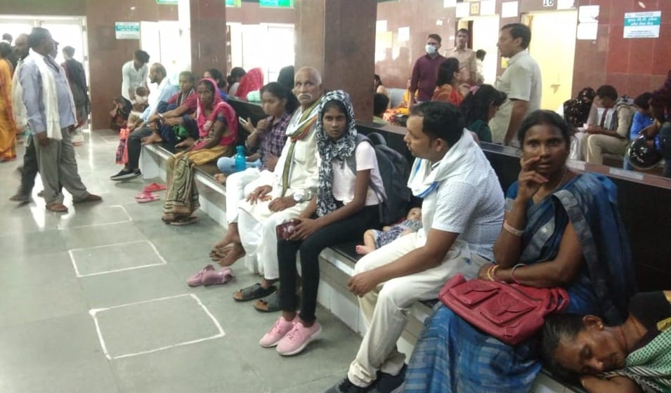 No doctors in hospitals, better treatment is being claimed