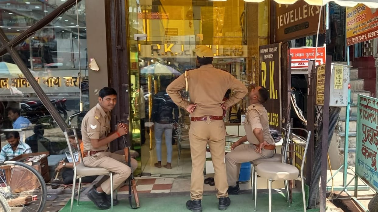Goon asked for five lakh rupees from a jwellor of Lucknow.