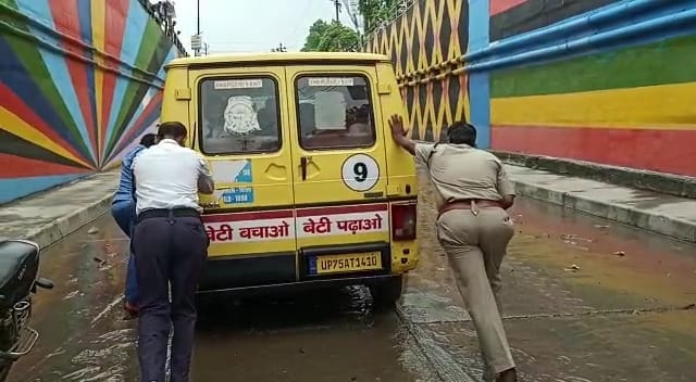 Heavy rain  in Etawah, school van stuck in underpass, police cut the challan
