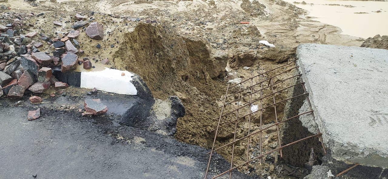 Bundelkhand Expressway's soil cut in Auraiya, cattle occupied in Mahoba