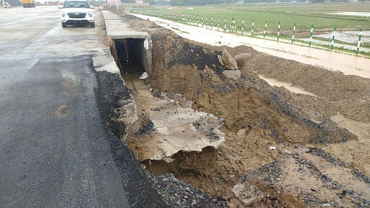 Bundelkhand Expressway's soil cut in Auraiya, cattle occupied in Mahoba