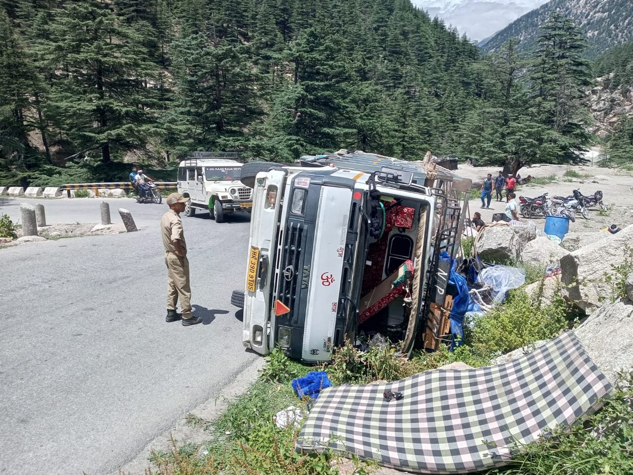 Kanwar Yatra 2022 Accident Truck of Kanwariyas overturned on Gangotri Highway uttarakhand news