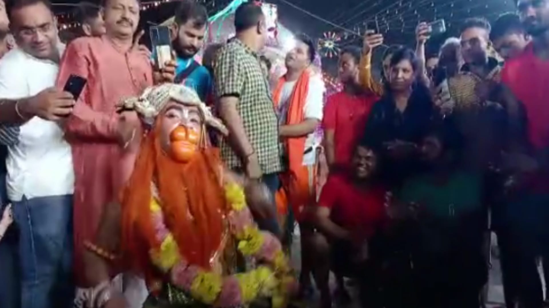 Kanwad Yatra 2022:  two and half feet Hnuman taking kanwad and Buldozer craze in kanwad yatra