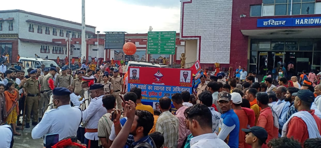 Kanwar Yatra 2022: PAC band welcomes Shiva devotees at Haridwar station