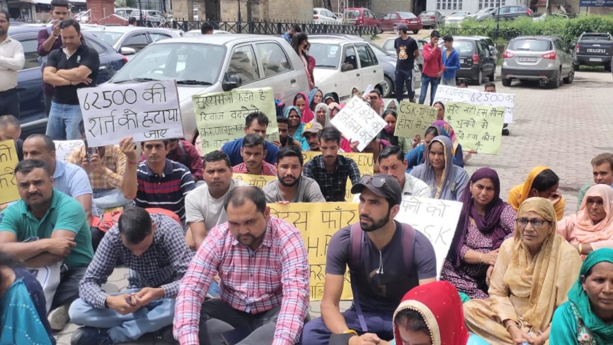 protest in palampur for karunamulak job in  himachal pradesh