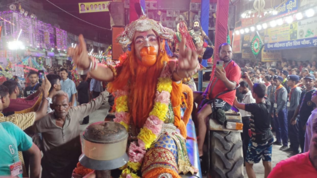Kanwad Yatra 2022:  two and half feet Hnuman taking kanwad and Buldozer craze in kanwad yatra
