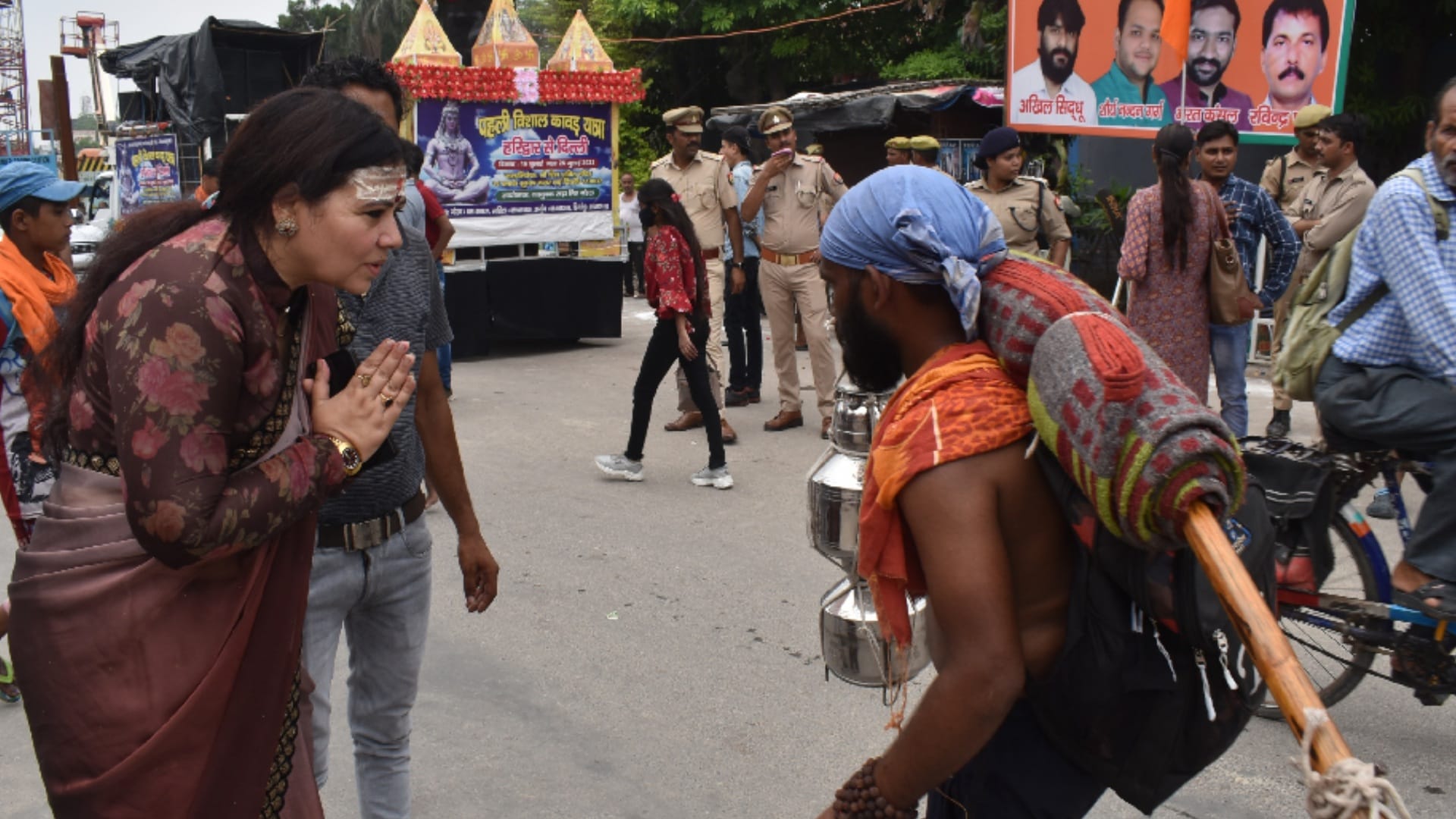 kanwar yatra photo: Chanting Namah Shivay on route, Flowers showered on Kanwariyas in Meerut-Saharanpu