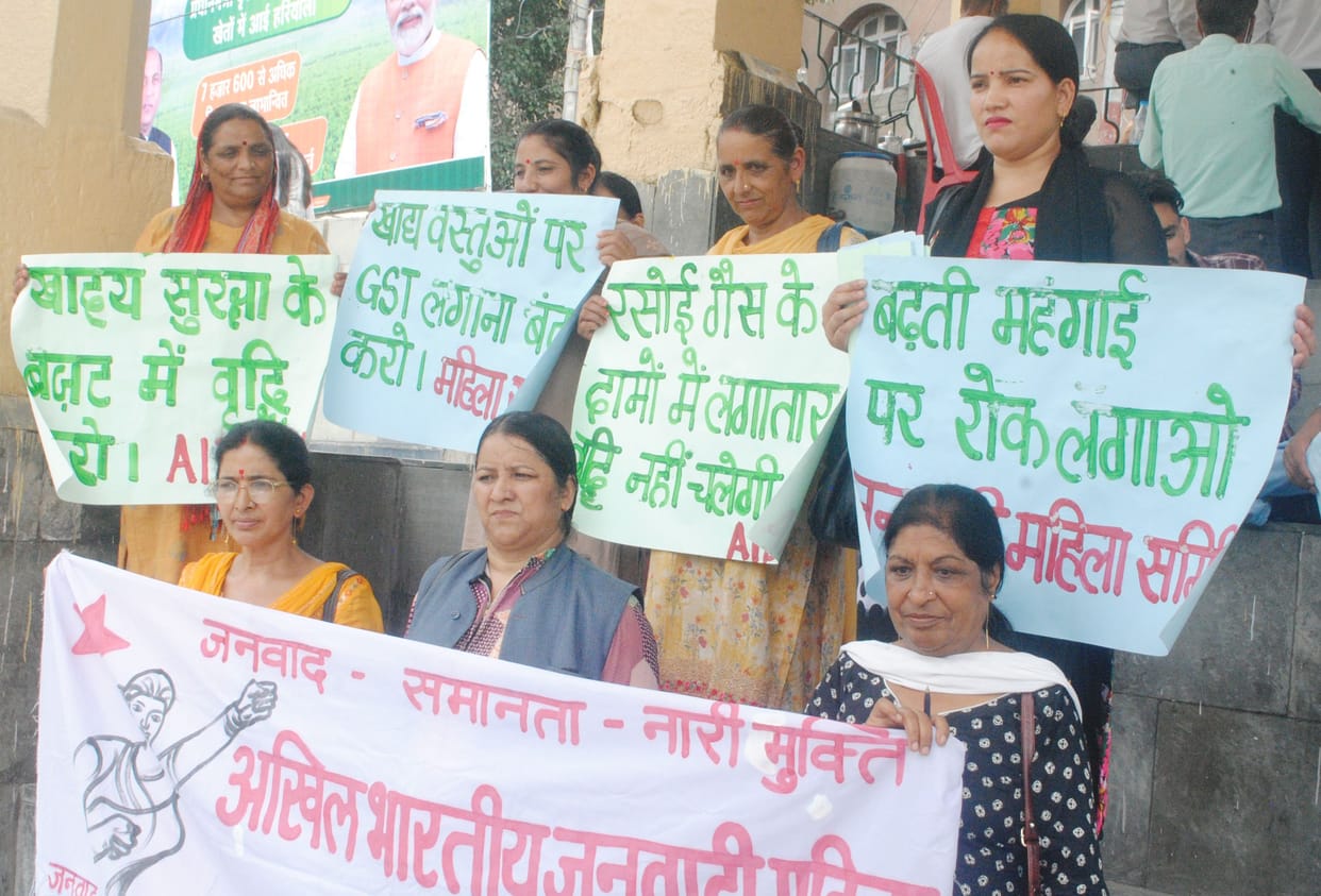 mandi news, himachal news, Women demonstrated against inflation, unemployment in Mandi