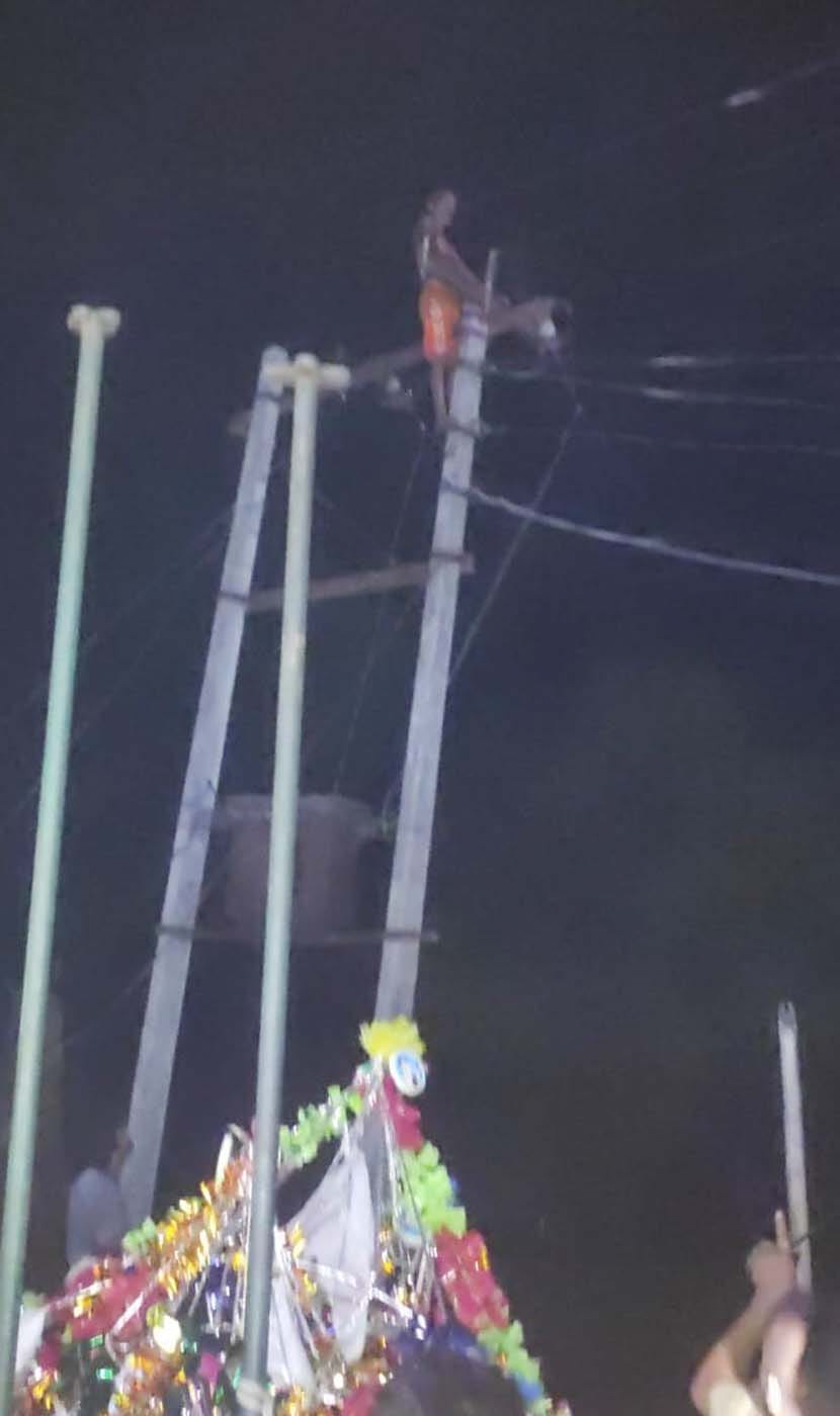 Kanwariya climbed on an electric pole, barely lowered