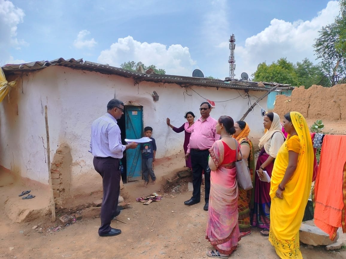 Nodal officer went door-to-door to review the activities of Dastak Abhiyan