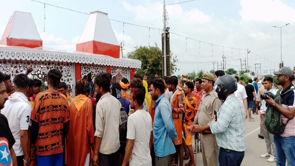 Meerut: Kanwariyas blocked NH-58, accused of insulting Kanwar Yatra
