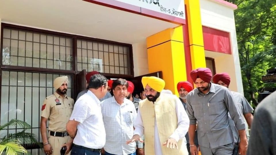 CM Bhagwant Mann reached Mohalla Clinic built in Phase-5 of Mohali