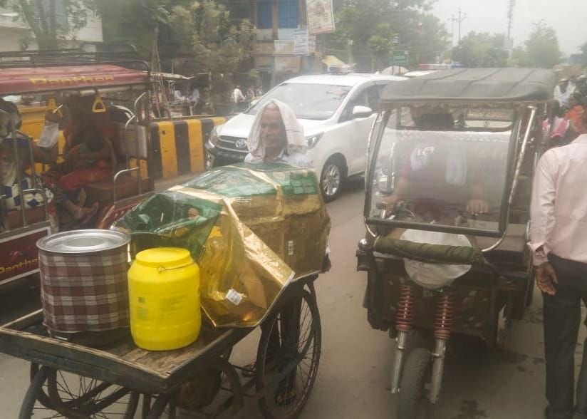 Captain trapped in jam on the roads of Suhagnagari in the grip of encroachment