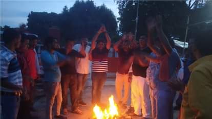 प्रदर्शन करते भाजपा कार्यकर्ता