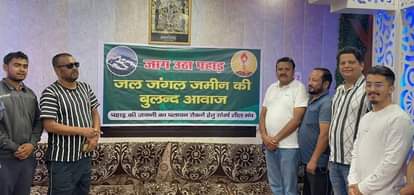 पिथौरागढ़ में जल जंगल जमीन और मजदूरों के हितों को लेकर हुई बैठक में मौजूद लोग।