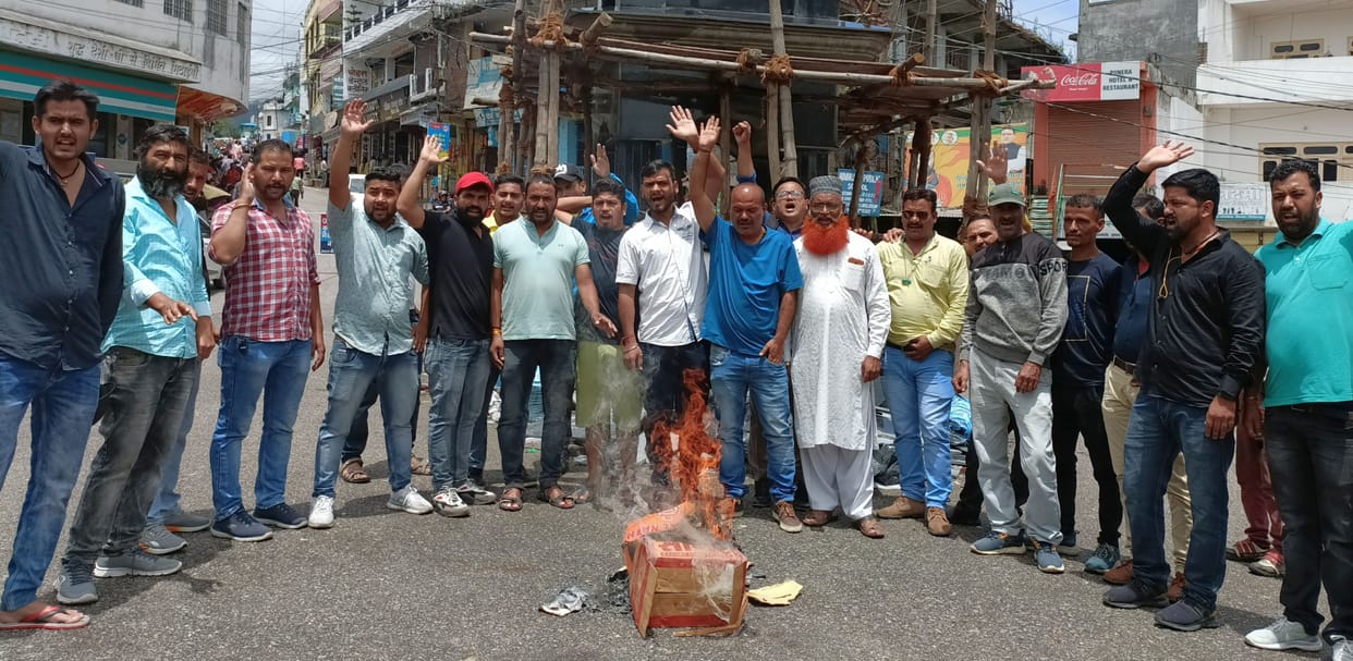 Congressmen burnt the effigy of the central government