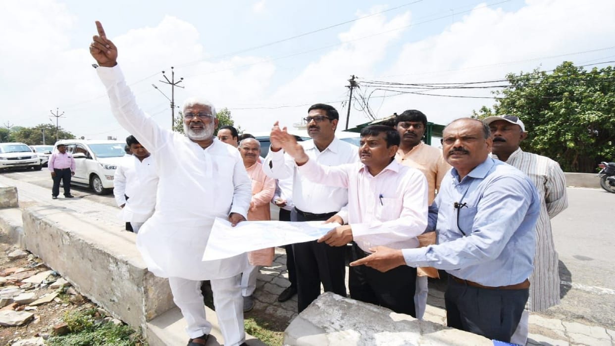 Minister Swatantradev asked the reason for flowing drains in Ganga then the officers became sile