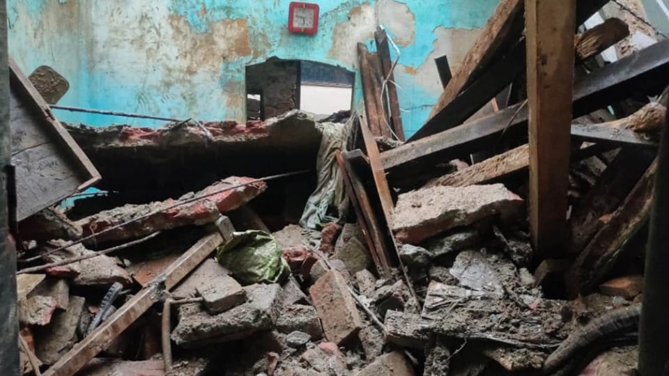 Man Died after roof collapsed due to heavy rain in Pathankot