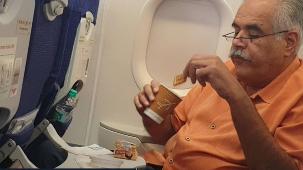Rahul Bhatia Indigo MD was seen eating Parle-G after dipping in tea during the flight, people appreciated