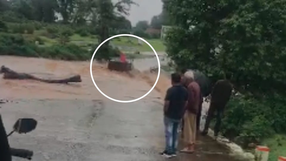 Chhindwara: Tractor crossing the track drifted in Kagla river, one dead, two left
