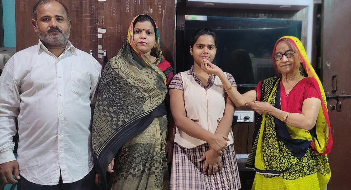 Hathras: Anshika tops the district without tuition