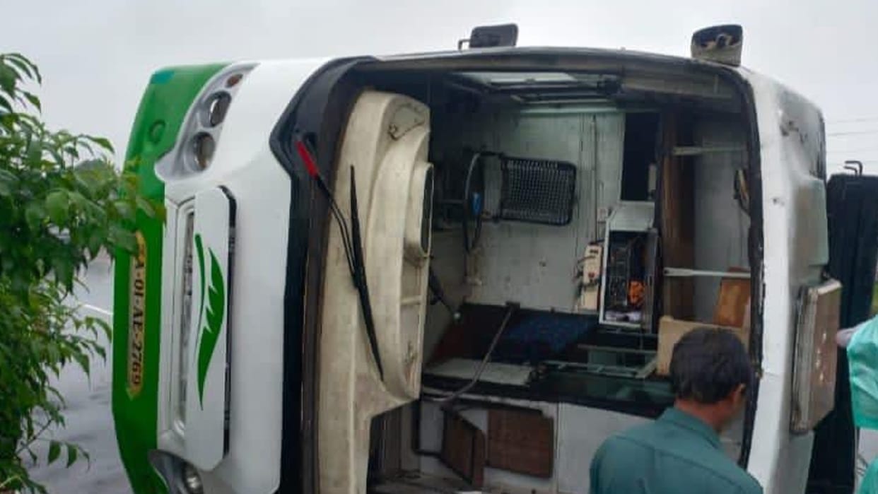 More than 12 people injured when the bus overturned on the highway in Sehore