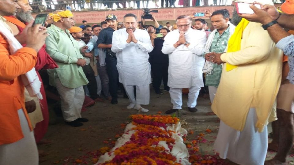 Sant Vijaydas last rites performed in Mathura Barsana