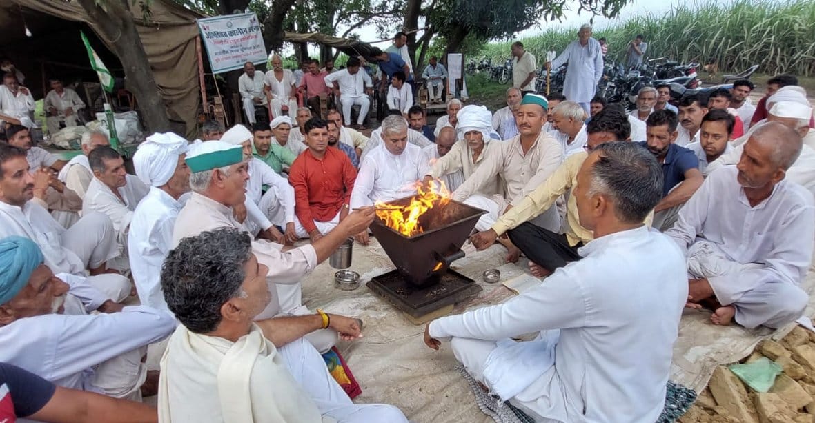 Farmers performed Havan at the site of the protest