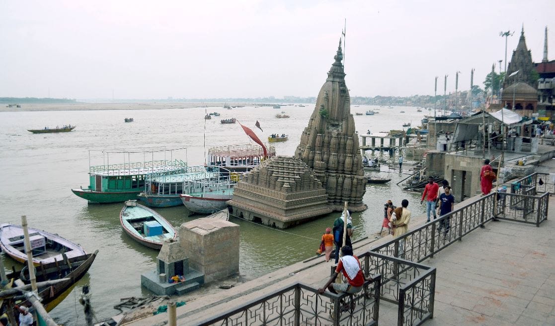 Ganga Water Level increaing in varanasi Ganga Aarti and cremation sites adjacent