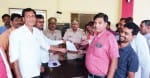 हाथरस : कोतवाल को ज्ञापन देते हिंदू जागरण मंच के पदाधिकारी।    संवाद