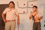 नाटक का मंचन करते कलाकार। संवाद।