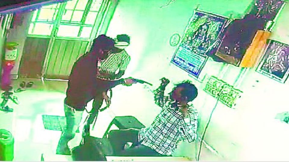 Five accused arrested of robbery case in agra courier company